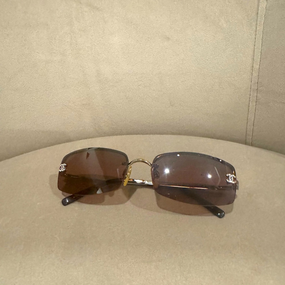 Chic Sunglasses with Rhinestone Detail - Brown - Picture 3 of 6